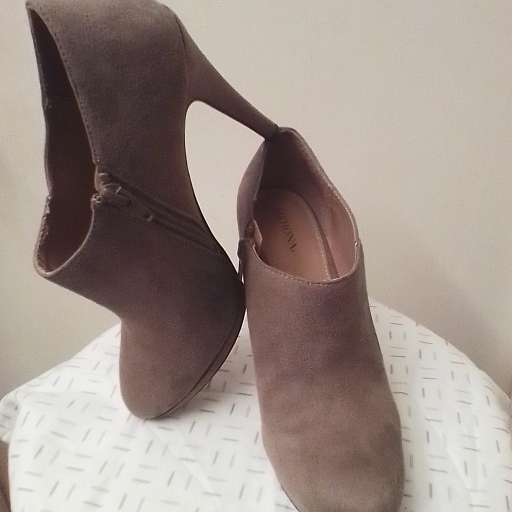 Ladies Size 8 Tan Suede Booties